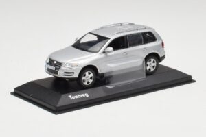 Volkswagen Touareg Reflex Sudrabs Minichamps 1:43 68625 Metāls — attēls 2 no 4