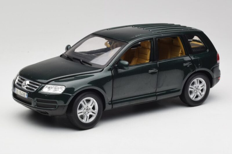 Volkswagen Touareg V10 TDI Reed Green Metallic Bburago 1:18 34911 Metāls