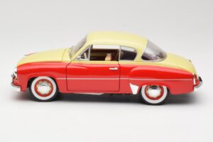 Wartburg 311 Coupe Sarkans & Bēšs Revell 1:18 8418 Metāls — attēls 4 no 8