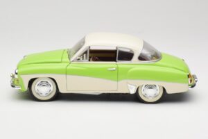 Wartburg 313 Pasteļzaļš virs Bēšā Revell 1:18 9018 Metāls — attēls 4 no 8