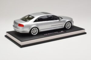 Audi A8 D3 W12 Ice Silver Metallic MotorHelix 1:18 MH030ISM Sveķi — attēls 3 no 7