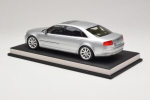 Audi A8 D3 W12 Ice Silver Metallic MotorHelix 1:18 MH030ISM Sveķi — attēls 5 no 7