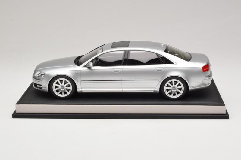 Audi A8 D3 W12 Ice Silver Metallic MotorHelix 1:18 MH030ISM Sveķi