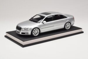Audi A8 D3 W12 Ice Silver Metallic MotorHelix 1:18 MH030ISM Sveķi — attēls 2 no 7