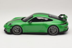 Porsche 911 992.2 GT3 Weissach Package Python Green GT Spirit 1:18 GT576 Sveķi — attēls 3 no 6