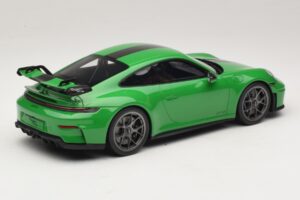 Porsche 911 992.2 GT3 Weissach Package Python Green GT Spirit 1:18 GT576 Sveķi — attēls 2 no 6