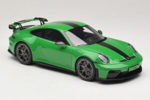 Porsche 911 992.2 GT3 Weissach Package Python Green GT Spirit 1:18 GT576 Sveķi — attēls 4 no 6