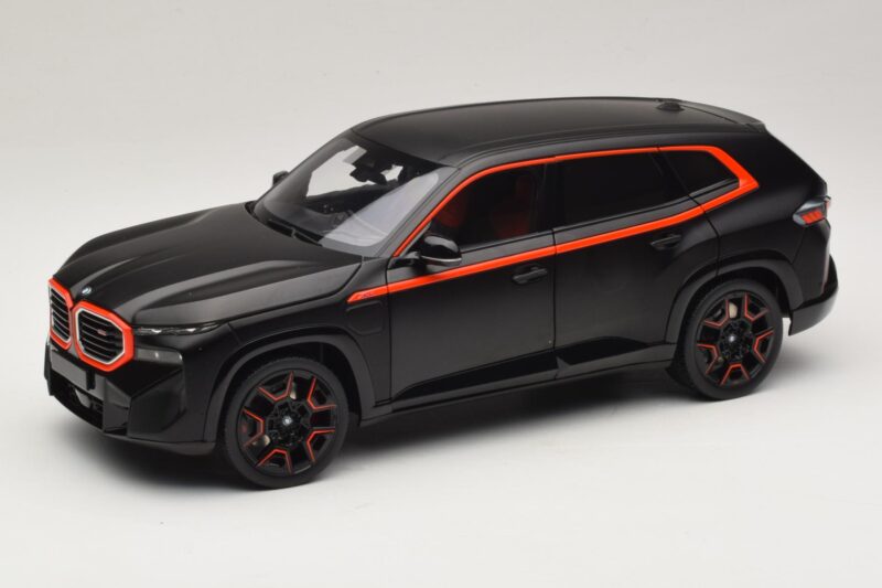 BMW XM G09 Matt Black Minichamps 1:18 110023301 Metāls