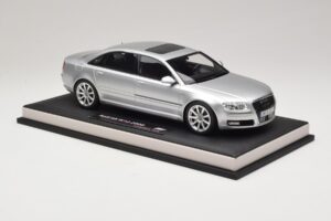 Audi A8 D3 W12 Ice Silver Metallic MotorHelix 1:18 MH030ISM Sveķi — attēls 4 no 7