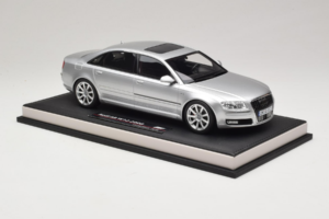 Audi A8 D3 W12 Ice Silver Metallic MotorHelix 1:18 MH030ISM Sveķi — attēls 4 no 7