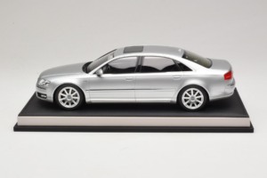 Audi A8 D3 W12 Ice Silver Metallic MotorHelix 1:18 MH030ISM Sveķi