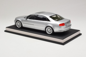 Audi A8 D3 W12 Ice Silver Metallic MotorHelix 1:18 MH030ISM Sveķi — attēls 5 no 7