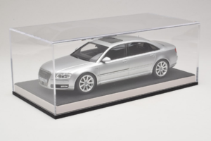 Audi A8 D3 W12 Ice Silver Metallic MotorHelix 1:18 MH030ISM Sveķi — attēls 6 no 7