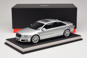 Audi A8 D3 W12 Ice Silver Metallic MotorHelix 1:18 MH030ISM Sveķi — attēls 7 no 7