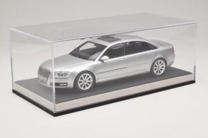 Audi A8 D3 W12 Ice Silver Metallic MotorHelix 1:18 MH030ISM Sveķi — attēls 6 no 7