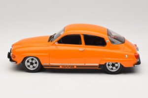 Saab 96 V4 Oranžs MCG 1:18 MCG18654 Metāls — attēls 3 no 6