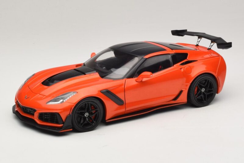Chevrolet Corvette C7 ZR1 Sarkans IXO 1:18 U18RDC001-FO Metāls