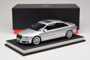Audi A8 D3 W12 Ice Silver Metallic MotorHelix 1:18 MH030ISM Sveķi — attēls 7 no 7