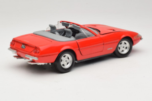 Ferrari 365 GTS/4 Spider Sarkans Techno Giodi 1:18 40028-P1 Metāls — attēls 3 no 8