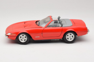 Ferrari 365 GTS/4 Spider Sarkans Techno Giodi 1:18 40028-P1 Metāls — attēls 4 no 8
