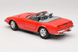 Ferrari 365 GTS/4 Spider Sarkans Techno Giodi 1:18 40028-P1 Metāls — attēls 7 no 8
