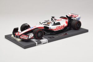 Haas VF-22 K. Magnussen Pole Position Brazilian GP 2022 Minichamps 1:18 117222120 Sveķi