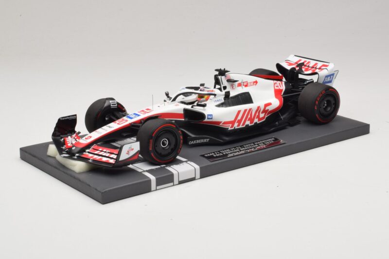 Haas VF-22 K. Magnussen Pole Position Brazilian GP 2022 Minichamps 1:18 117222120 Sveķi