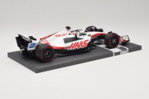 Haas VF-22 K. Magnussen Pole Position Brazilian GP 2022 Minichamps 1:18 117222120 Sveķi — attēls 2 no 7