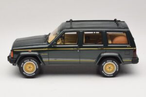 Jeep Cherokee XJ Limited Dark Hunter Green Otto 1:18 OT1340 Sveķi — attēls 3 no 6
