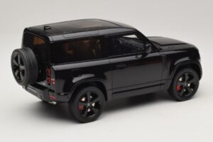 Land Rover Defender 90 L663 P400 X-Dynamic HSE Santorini Black GT Spirit 1:18 GT992 Sveķi — attēls 2 no 6