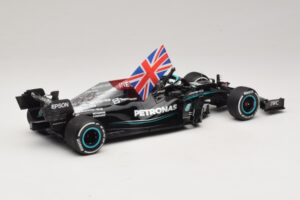 Mercedes AMG Petronas W12 E Performance L. Hamilton Winner British GP 2021 Minichamps 1:18 110211144 Sveķi — attēls 2 no 7