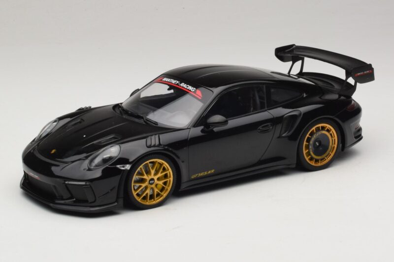Porsche 911 992 GT3 RS Manthey Racing Melns ar Zeltītiem Ritiem Minichamps 1:18 MR-911-GT3RS-1804 Metāls