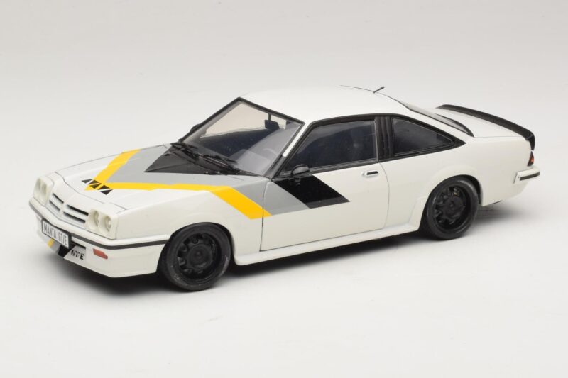 Opel Manta B GT/E Balts Melni Pielāgoti Diski Revell 1:18 08422 Metāls