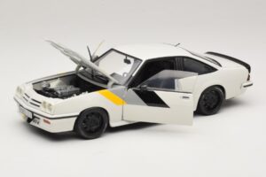 Opel Manta B GT/E Balts Melni Pielāgoti Diski Revell 1:18 08422 Metāls — attēls 2 no 8
