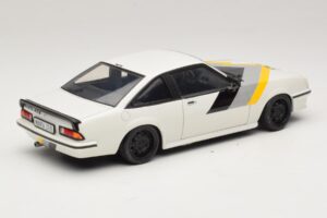 Opel Manta B GT/E Balts Melni Pielāgoti Diski Revell 1:18 08422 Metāls — attēls 3 no 8