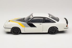 Opel Manta B GT/E Balts Melni Pielāgoti Diski Revell 1:18 08422 Metāls — attēls 4 no 8
