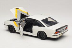 Opel Manta B GT/E Balts Melni Pielāgoti Diski Revell 1:18 08422 Metāls — attēls 5 no 8