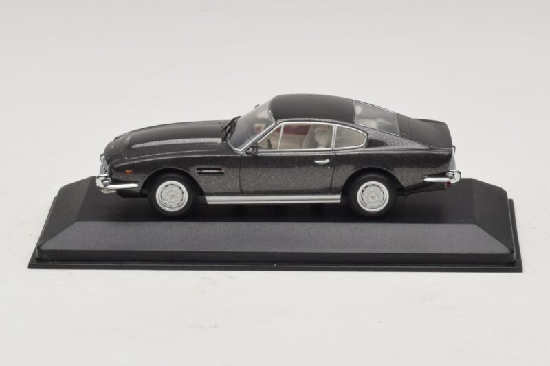 Aston Martin DBS On Her Majesty's Secret Service Aizvietojuma Kaste Minichamps 1:43 436137600-R1 Metāls