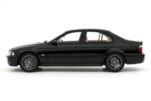 BMW M5 E39 Black Sapphire Metallic Otto 1:18 OT1338 Sveķi — attēls 3 no 4