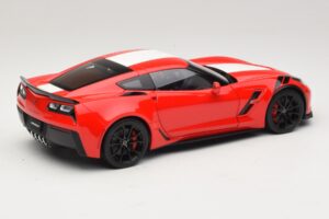 Chevrolet Corvette C7 Grand Sport Sarkans ar Baltām Joslām AUTOart 1:18 71274 Kompozīts — attēls 3 no 8