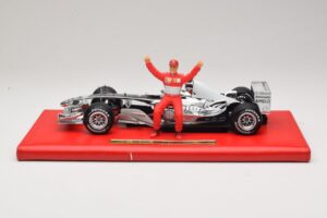 Ferrari F2004 #1 M. Schumacher Six Time World Champion 2004 Hroms Sudrabs Hot Wheels 1:18 C7332 Metāls — attēls 3 no 6