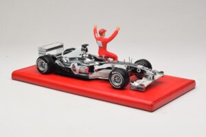 Ferrari F2004 #1 M. Schumacher Six Time World Champion 2004 Hroms Sudrabs Hot Wheels 1:18 C7332 Metāls — attēls 4 no 6