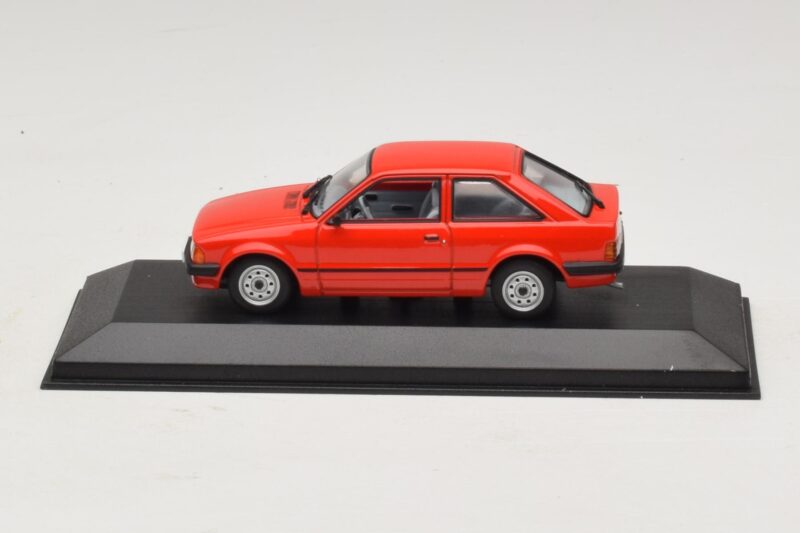 Ford Escort Mk3 3 Durvju Sarkans Minichamps 1:43 Ford Escort Mk3 3 Durvju Sarkans Minichamps 1:43 400085000 Metāls