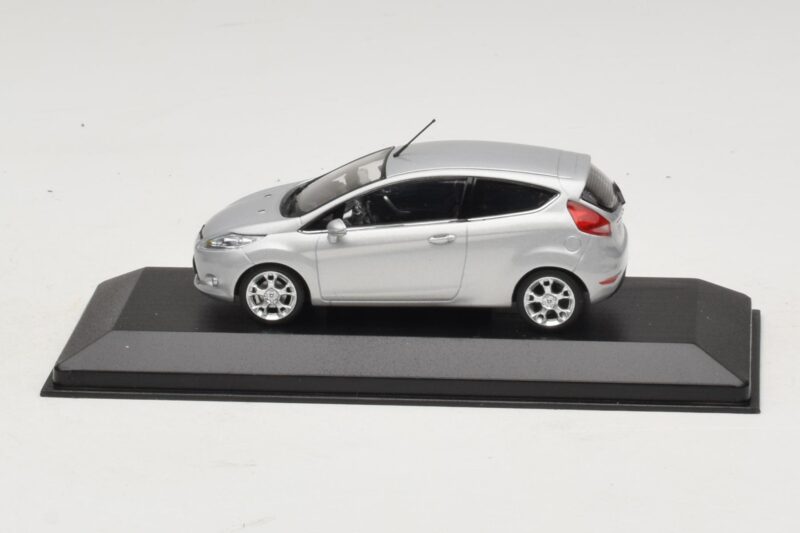 Ford Fiesta Mk7 Moondust Silver Metallic Minichamps 1:43 Ford Fiesta Mk7 Moondust Silver Metallic Minichamps 1:43 403088003 Metāls