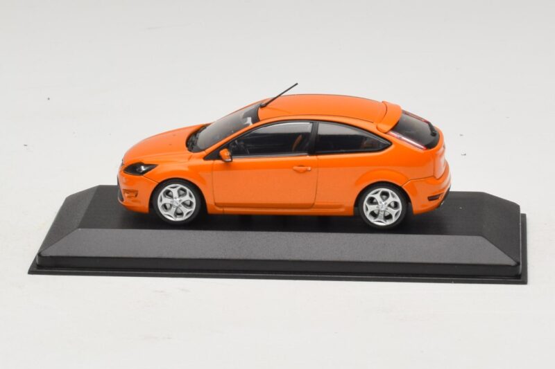 Ford Focus ST Mk2 Electric Orange Aizvietojošā Kaste Minichamps 1:43 Ford Focus ST Mk2 Electric Orange Aizvietojošā Kaste Minichamps 1:43 400087302-R1 Metāls