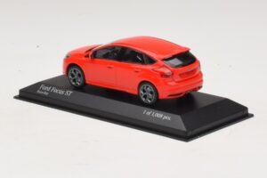 Ford Focus ST Mk3 Sarkans Minichamps 1:43 410081001 Metāls — attēls 3 no 4