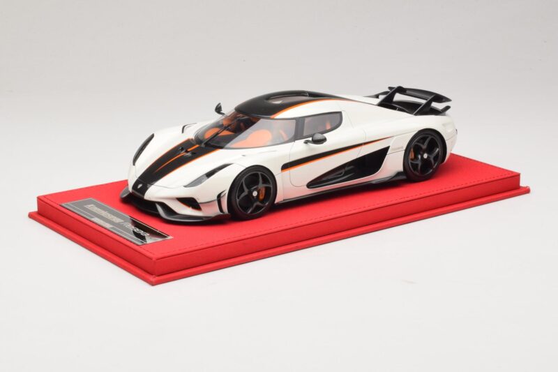 Koenigsegg Regera Balts ar Melnu Karbonu FrontiArt 1:18 REMC043 Sveķi
