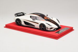Koenigsegg Regera Balts ar Melnu Karbonu FrontiArt 1:18 REMC043 Sveķi — attēls 4 no 7