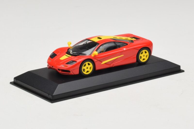 McLaren F1 Sarkans Ar Dzeltenām Svītrām Minichamps 1:43 McLaren F1 Sarkans Ar Dzeltenām Svītrām Minichamps 1:43 MCLAREN006 Metāls