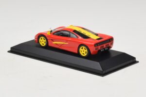 McLaren F1 Sarkans Ar Dzeltenām Svītrām Minichamps 1:43 MCLAREN006 Metāls — attēls 2 no 4